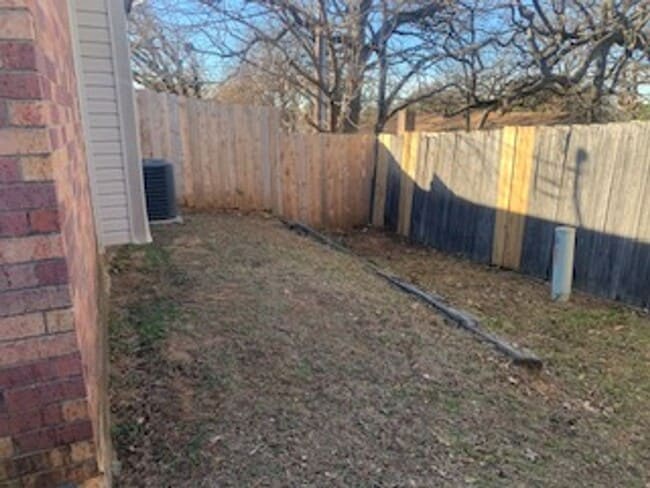 Building Photo - Cute 3/2 Duplex