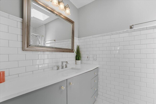 Building Photo - 850 NE Ixora Dr