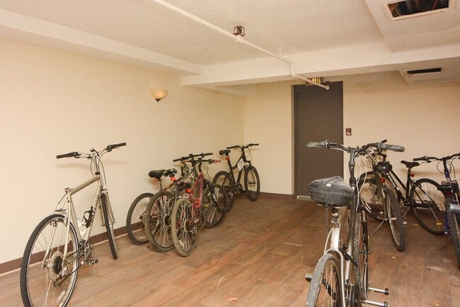 Building Photo - 701 Elm Pl