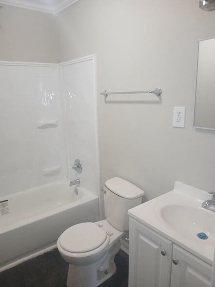 Building Photo - 6 Ct C