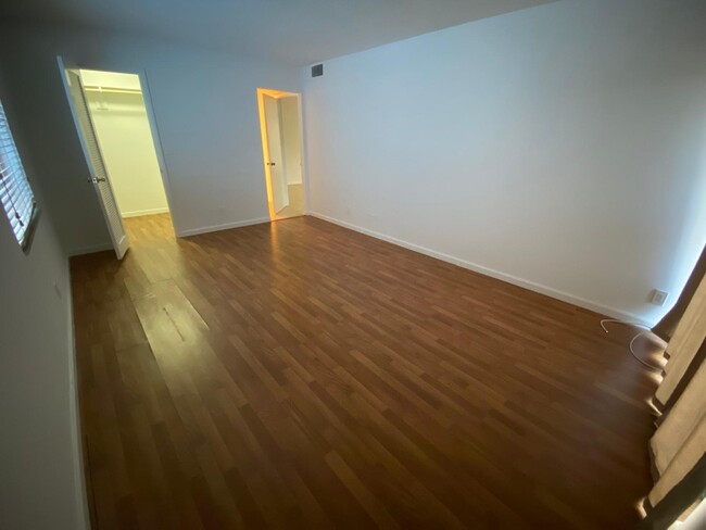 Building Photo - 4020 N Hills Dr