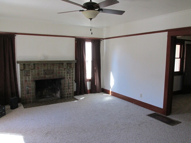 Building Photo - Large 4 Bedroom Craftsman Style Home in No...