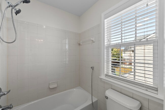 Building Photo - Embrace Elegant Living in Gainesville!