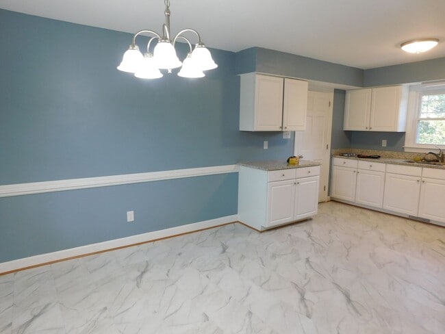 Building Photo - 105 Little Rossie Rd