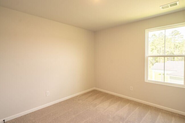 Building Photo - 142 Geranium Wy