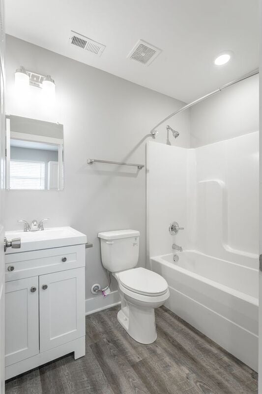 Building Photo - 5 Meadowbrook Dr W