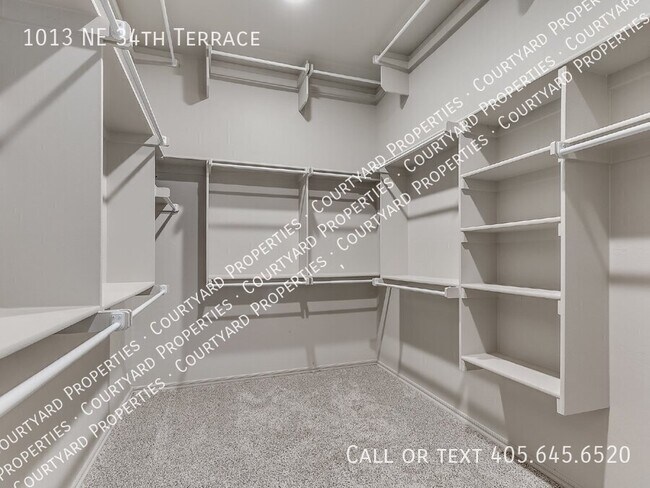 Building Photo - 1013 NE 34th Terr