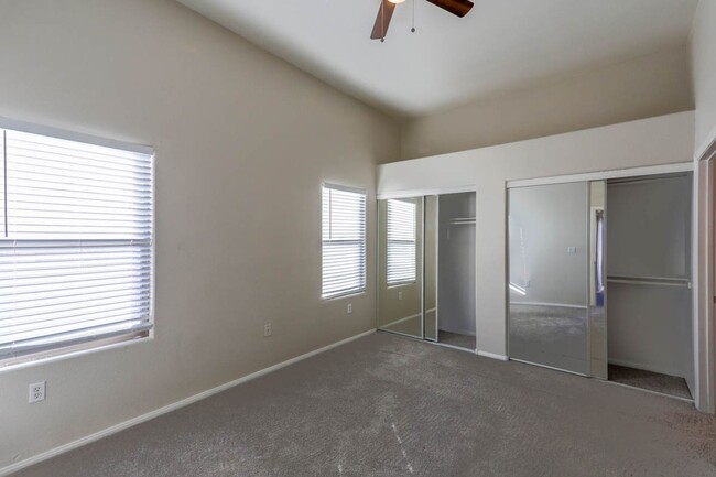 Building Photo - Great 2 Bedroom Southwest Vegas Condo