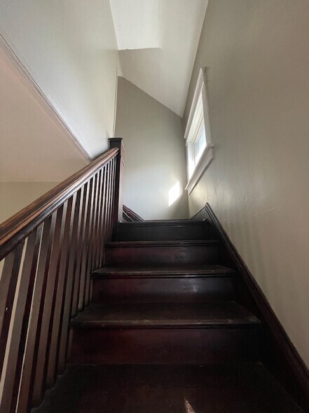 Building Photo - 422 Studebaker St