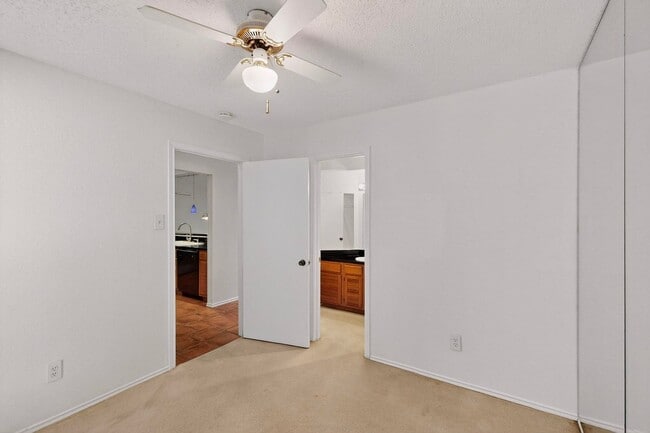 Building Photo - Spacious Townhome with Lake Views on a Pri...
