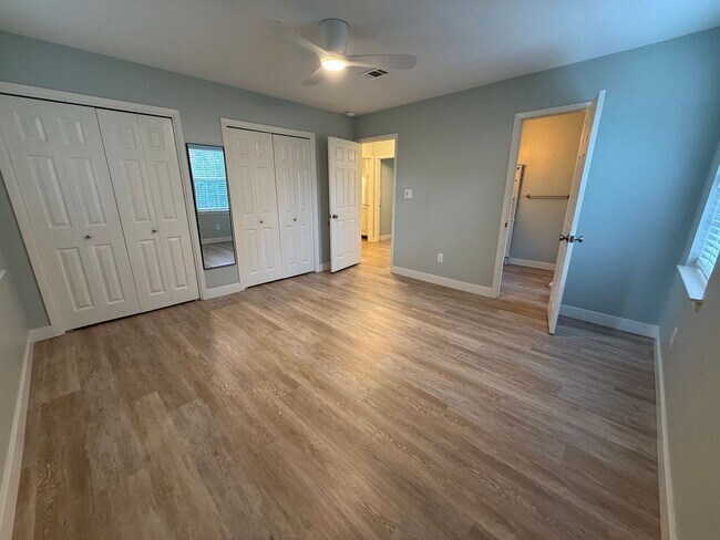 Building Photo - 420 Dolphin St