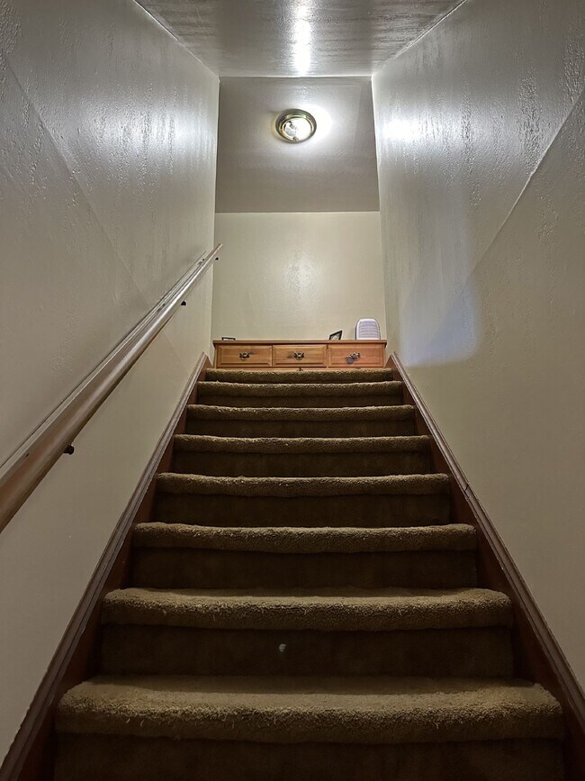 Building Photo - 4 Bed 2 Bath close to UWEC and downtown! A...