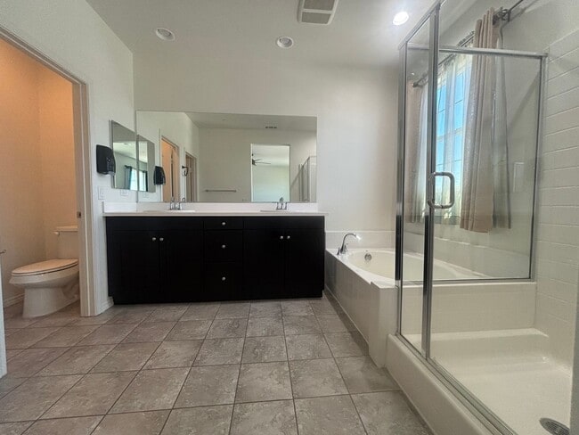 Building Photo - Stylish 3 Bedroom Home in the Gated River ...