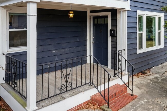 Building Photo - Gorgeous Move-In Ready Home