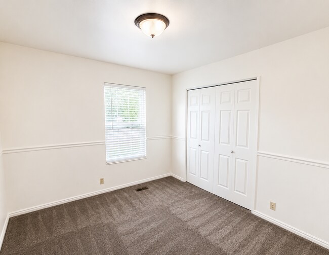 Building Photo - Spacious 5-Bedroom Sandy Home with Large Fenced Yard