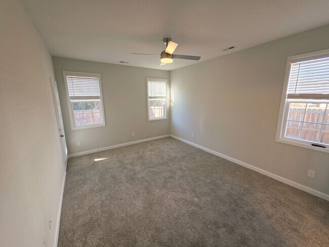 Building Photo - 4 Bedroom #3 Bath Towne Pointe