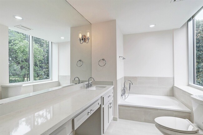 Building Photo - 121 N Post Oak Ln