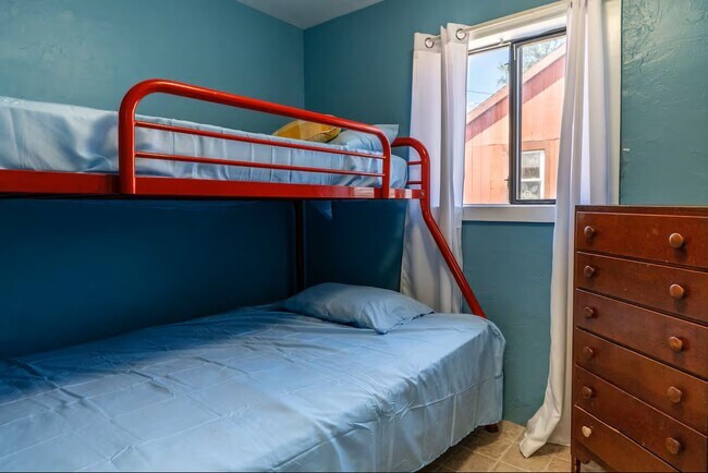 Building Photo - 1006 Newton St