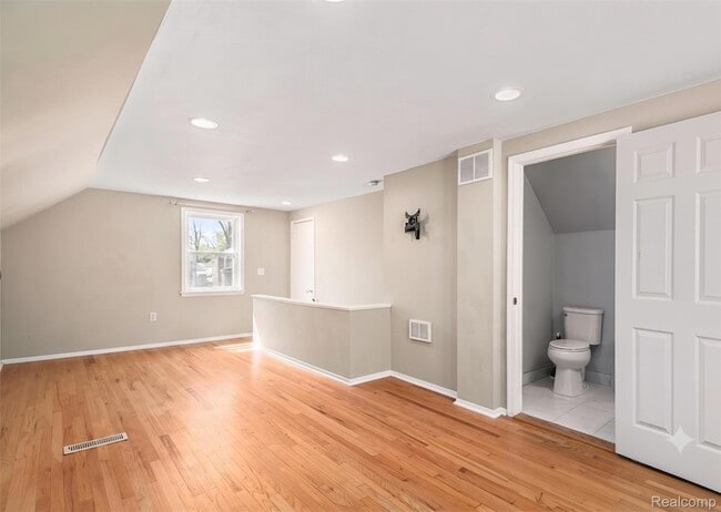 Building Photo - 633 N Dorchester Ave