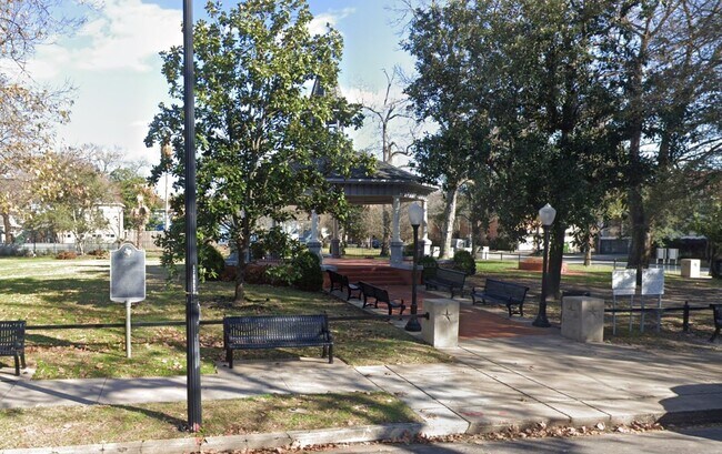 Building Photo - 1603 Heights Blvd