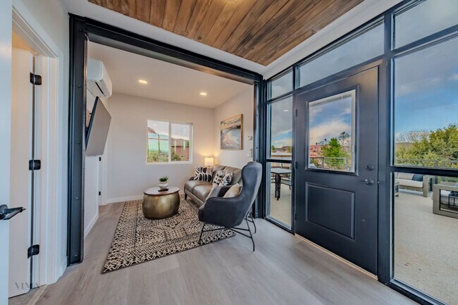 Building Photo - 736 W Rider Dr