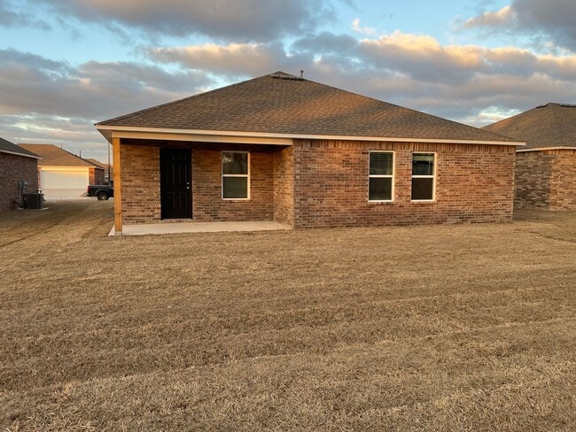 Building Photo - *Pre-leasing* Three Bedroom | Two Bath Hom...