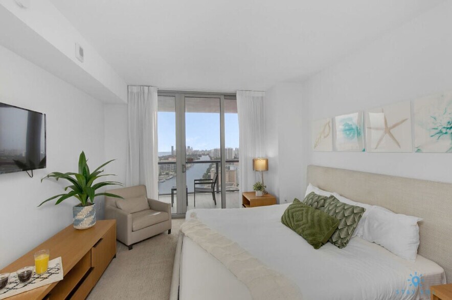 Building Photo - 2602 E Hallandale Beach Blvd