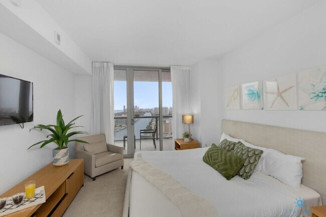 Building Photo - 2602 E Hallandale Beach Blvd