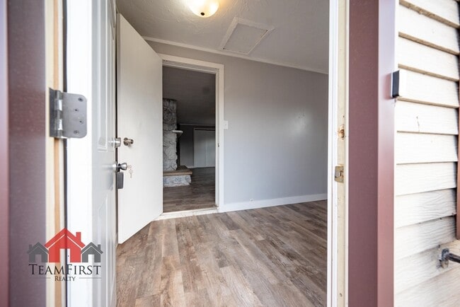Building Photo - 505 Racine St