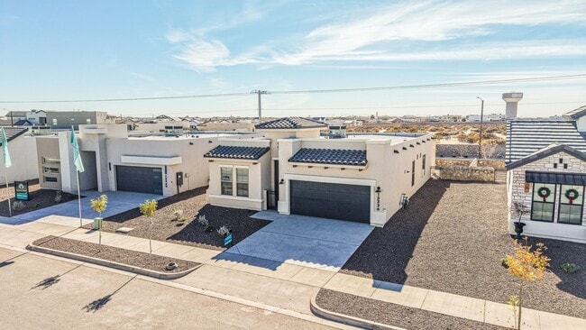 Building Photo - Beautiful East side House 4 bed-2.5 baths, part of The Overlook Casa Club that includes Swimming ...