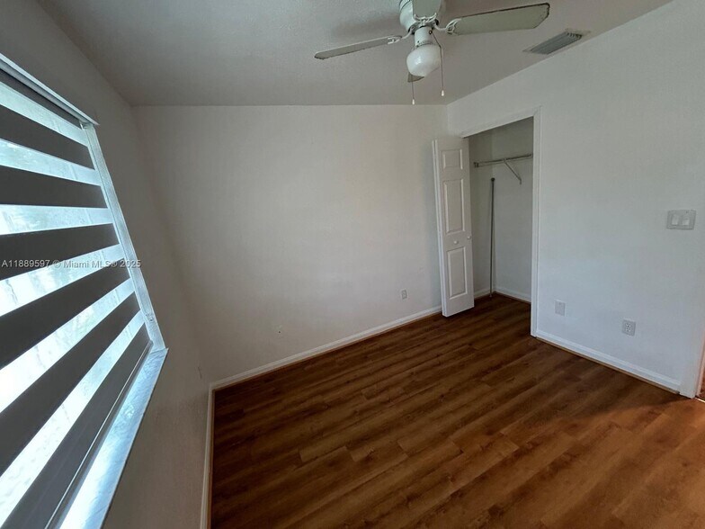 Building Photo - 1406 SE 26th Ct