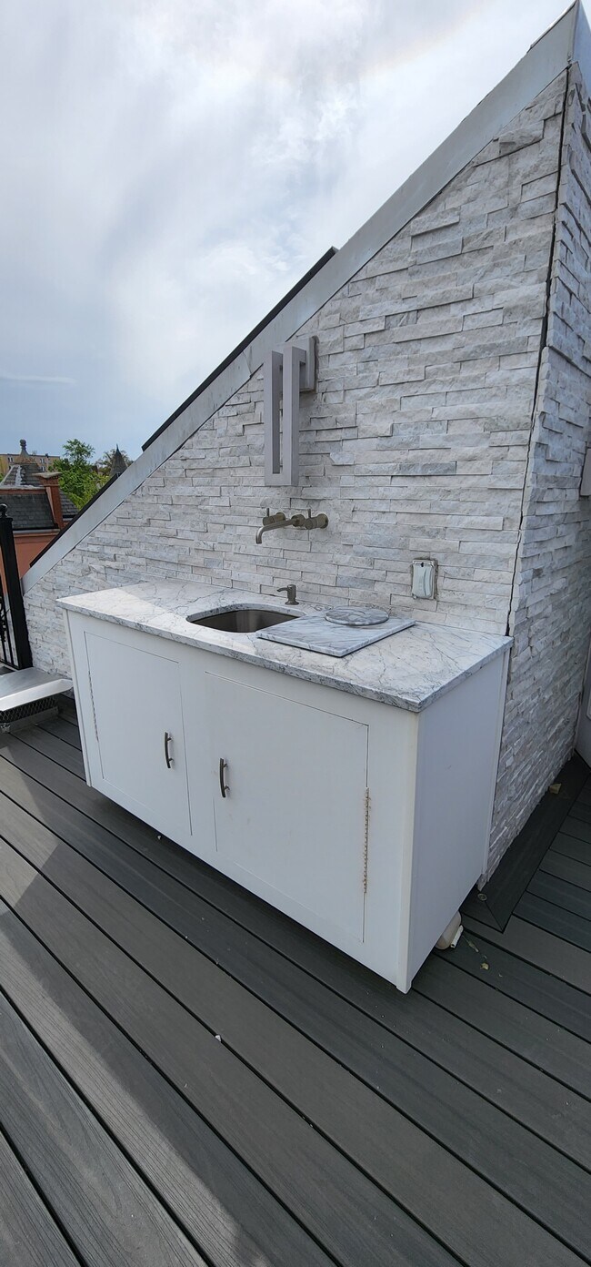 Roof Deck Bar - 721 12th St NE