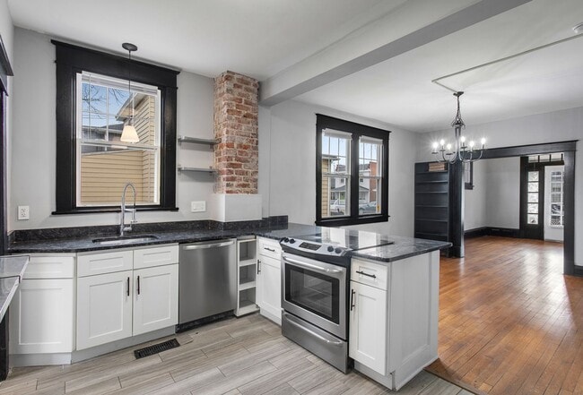 Building Photo - $2,000 / 3 br / 2.0 ba / 1,249 sqft