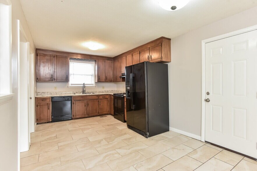 Building Photo - 702 Valley Green Dr