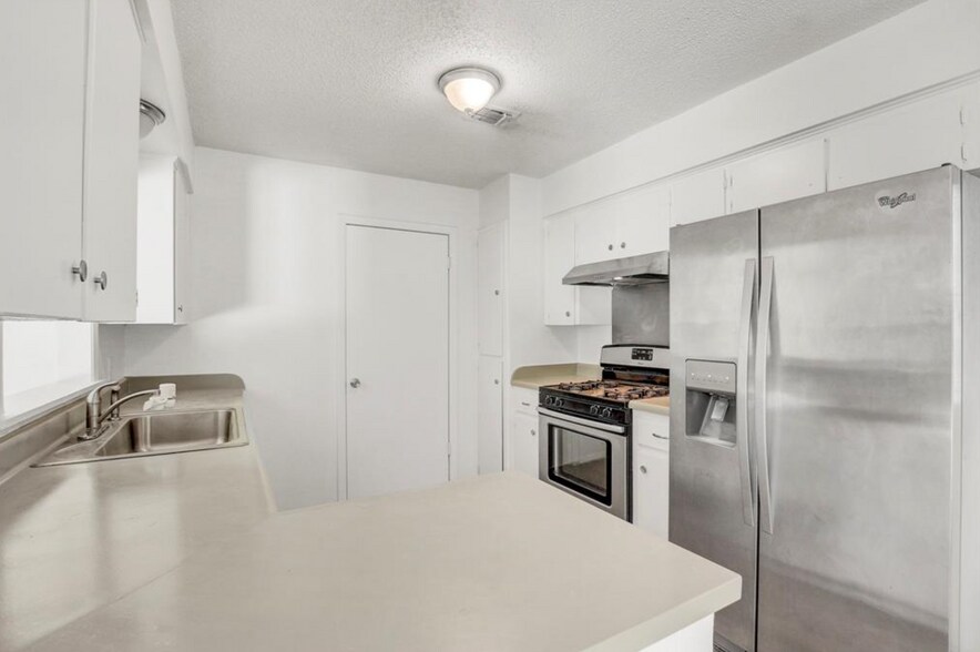 Building Photo - 705 Huntingdon Pl