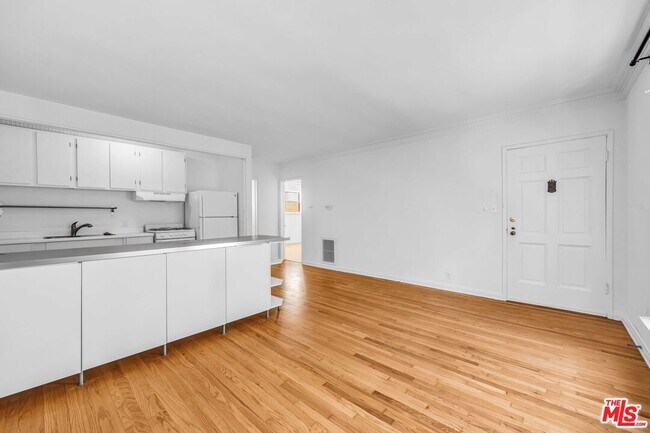 Building Photo - 1132-1132 Larrabee St