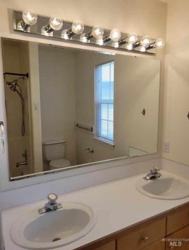 Building Photo - Charming 4-Bedroom Home in Eagle - Lawn Ca...