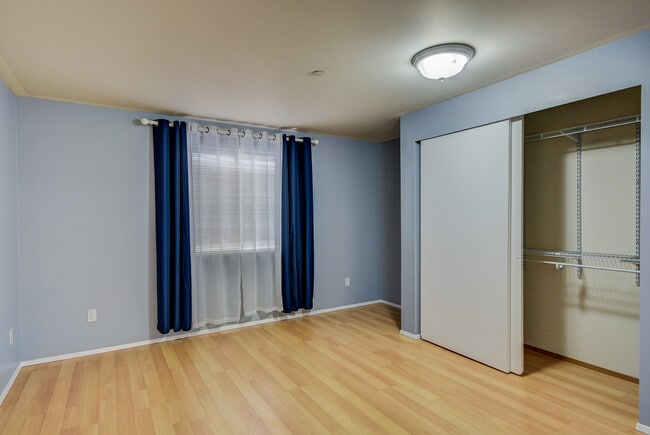 Building Photo - 485 SW Bayshore Dr
