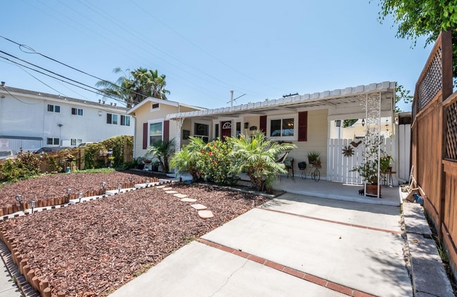 Building Photo - This 1bed/1bath bungalow comes with a BONU...