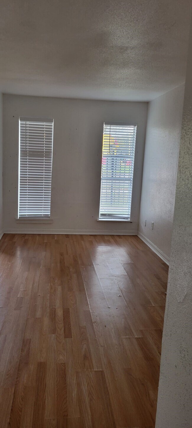 Building Photo - 5625 Antoine Dr