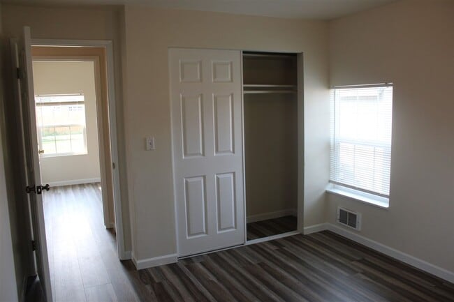 Building Photo - 3 Bedroom, 1.5 Bathroom House! Available now!