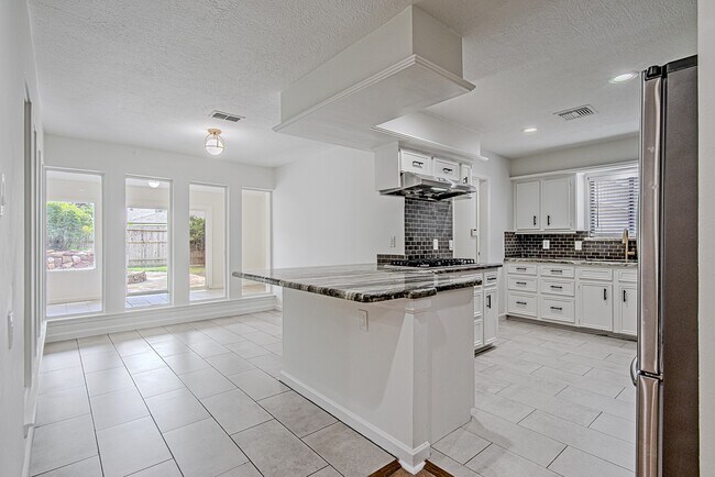Building Photo - 3406 Forest Village Dr