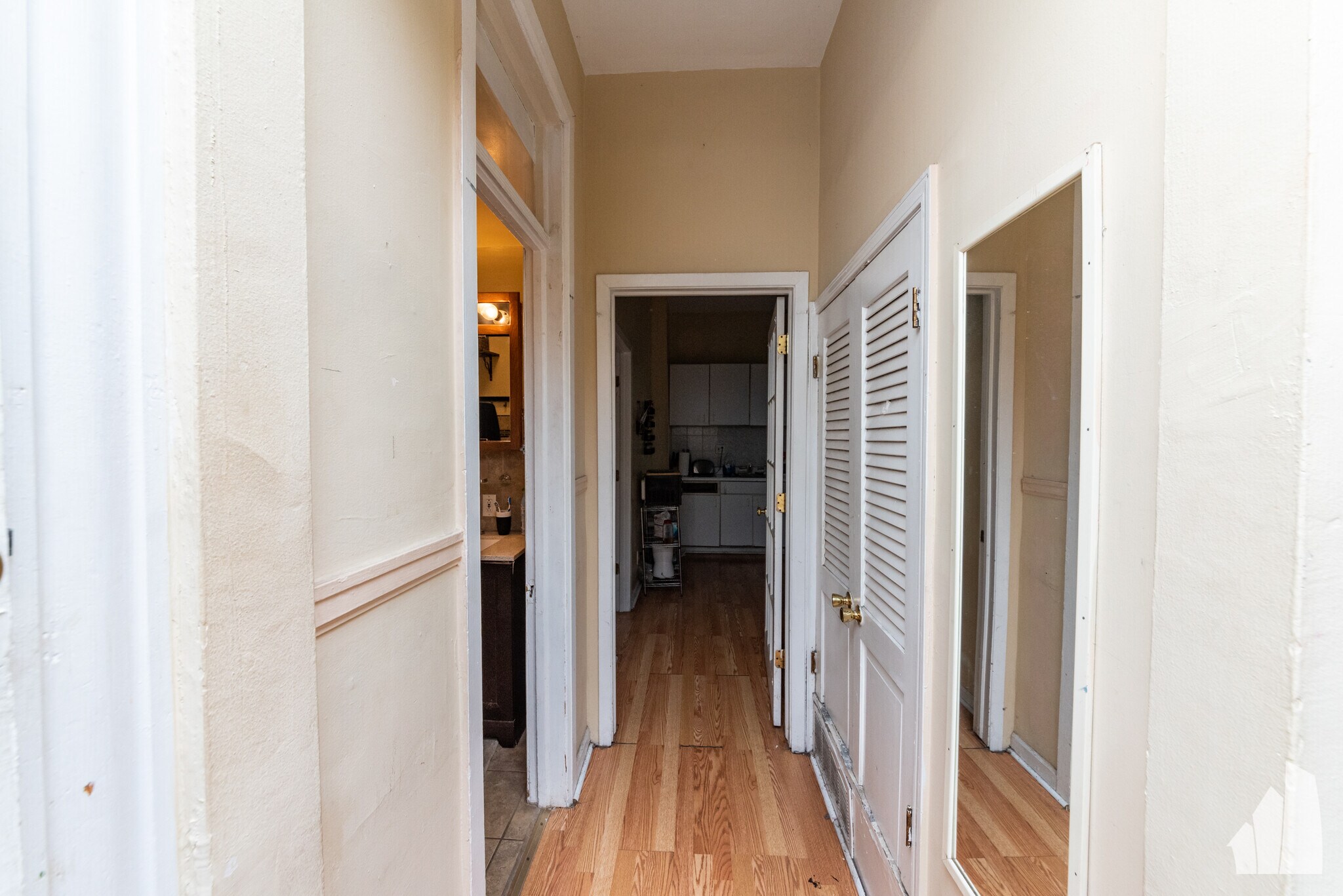 Building Photo - 2057 W Roscoe St