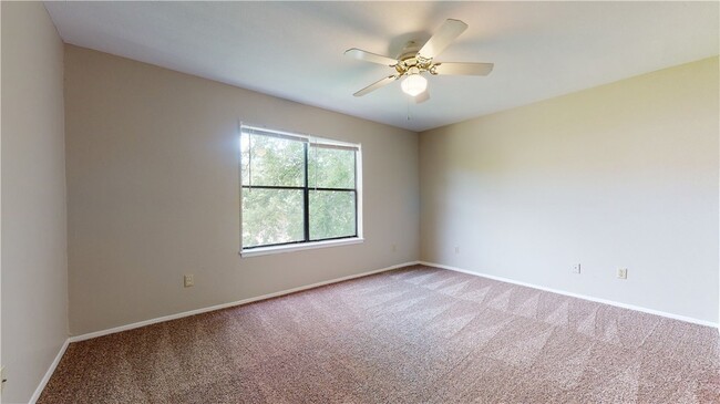 Building Photo - 307 Manuel Dr