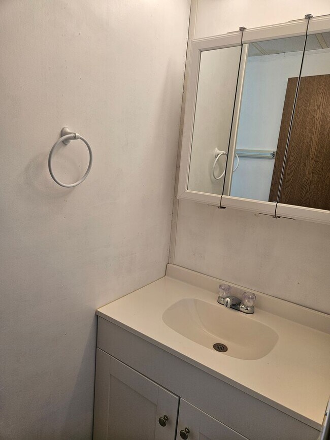 Building Photo - Large 3 bed/2 bath manufactured home in de...