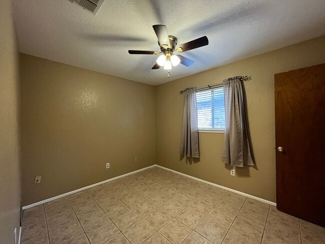 Building Photo - 2118 Meadowgrove Dr