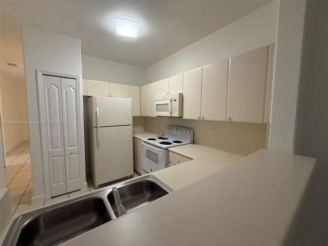 Building Photo - 1663 SE 27th Dr