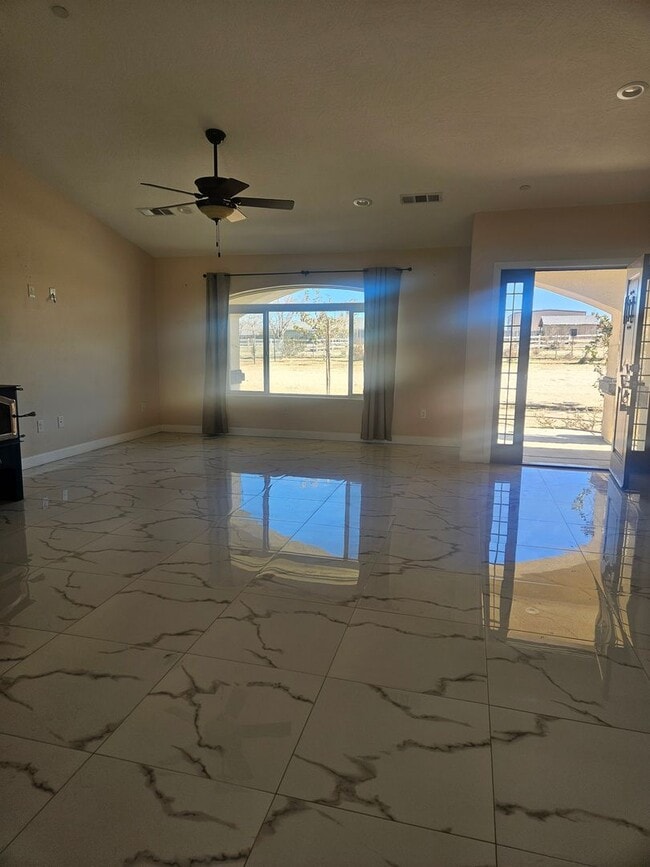 Building Photo - STUNNING CUSTOM APPLE VALLEY HOME