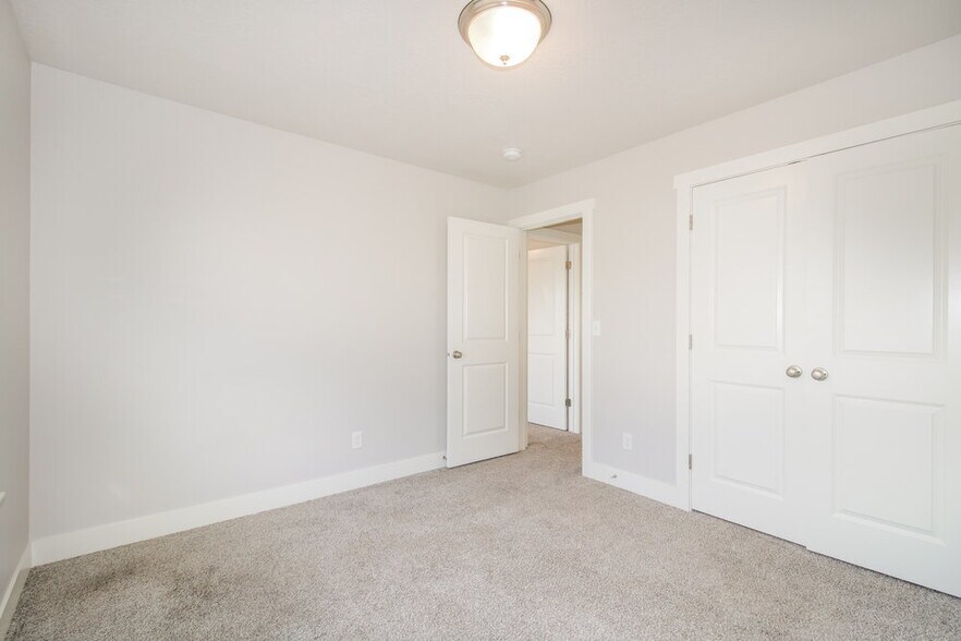 Building Photo - 4621 S W Pk Dr