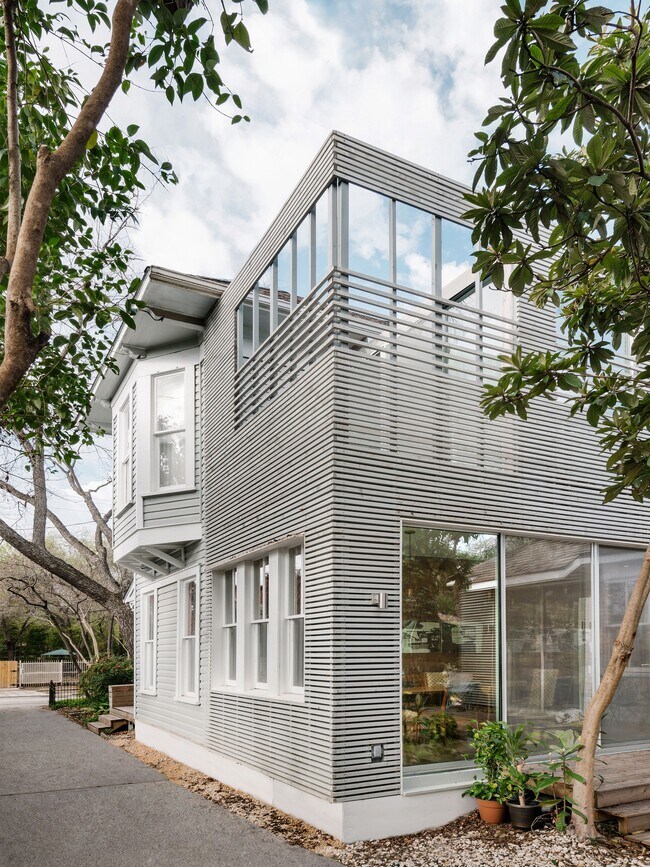 Building Photo - 215 Beauregard St